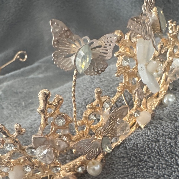 Elegant Gold and Pearl Butterfly Floral Tiara - Picture 4 of 5